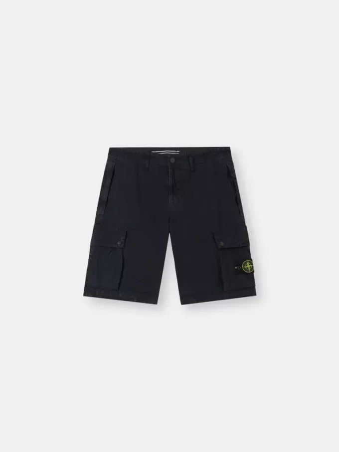 Bermuda cargo slim fit avec poches zippées. Bermuda cargo slim fit avec poches zippées.