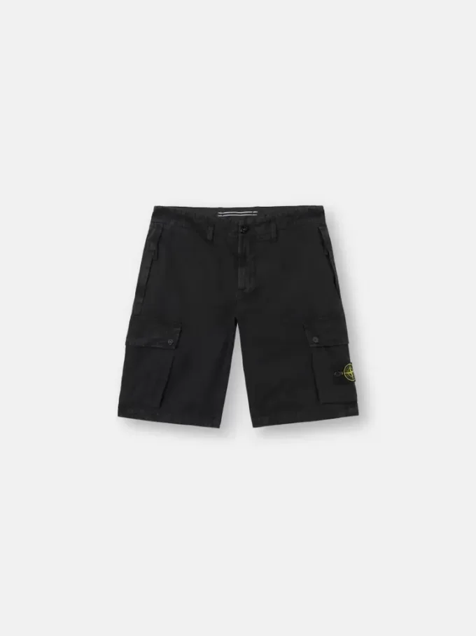 Bermuda cargo slim fit avec poches zippées. Bermuda cargo slim fit avec poches zippées.