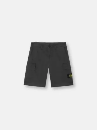 Bermuda cargo slim fit avec poches zippées. Bermuda cargo slim fit avec poches zippées.