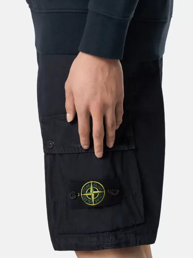 Bermuda cargo slim fit avec poches zippées. Bermuda cargo slim fit avec poches zippées.