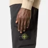 Bermuda cargo slim fit avec poches zippées. Bermuda cargo slim fit avec poches zippées.
