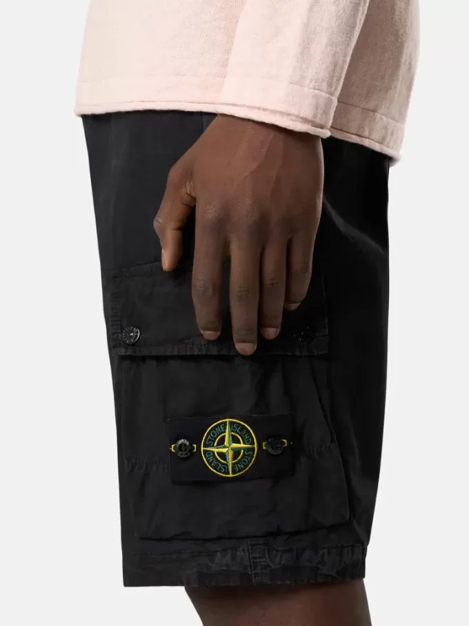 Bermuda cargo slim fit avec poches zippées. Bermuda cargo slim fit avec poches zippées.