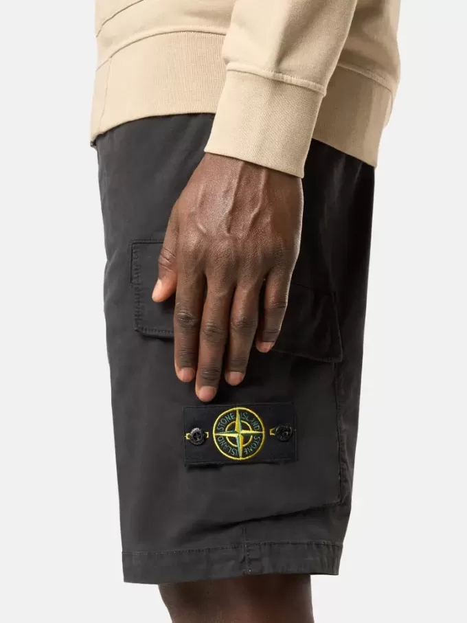 Bermuda cargo slim fit avec poches zippées. Bermuda cargo slim fit avec poches zippées.