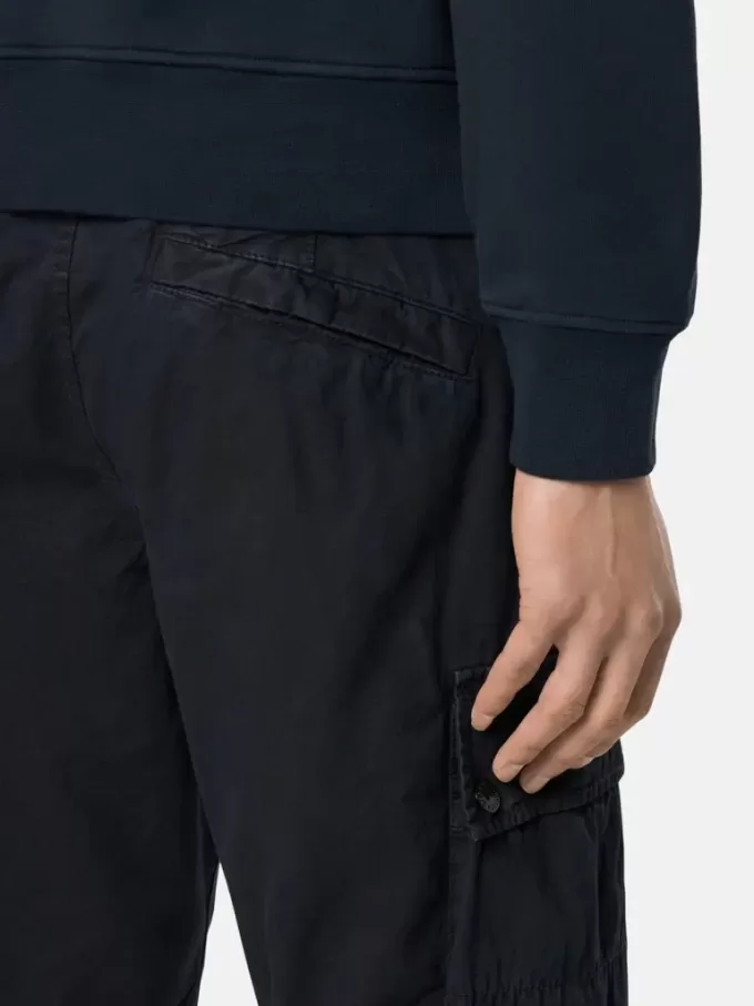 Bermuda cargo slim fit avec poches zippées. Bermuda cargo slim fit avec poches zippées.