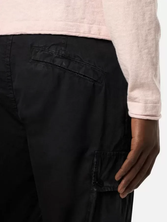 Bermuda cargo slim fit avec poches zippées. Bermuda cargo slim fit avec poches zippées.