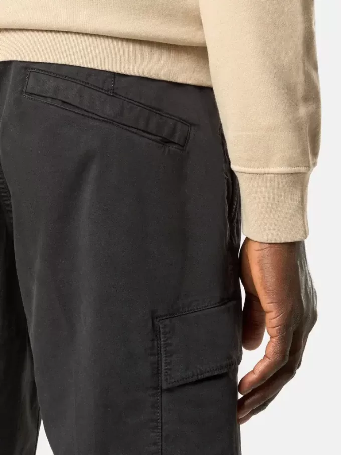 Bermuda cargo slim fit avec poches zippées. Bermuda cargo slim fit avec poches zippées.