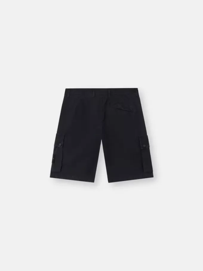 Bermuda cargo slim fit avec poches zippées. Bermuda cargo slim fit avec poches zippées.