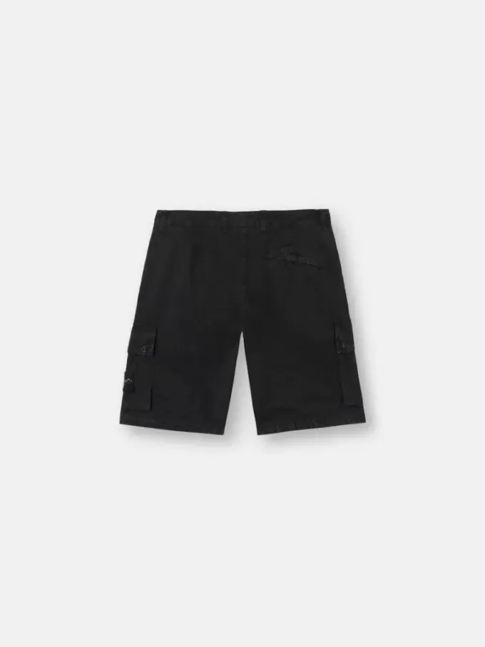 Bermuda cargo slim fit avec poches zippées. Bermuda cargo slim fit avec poches zippées.