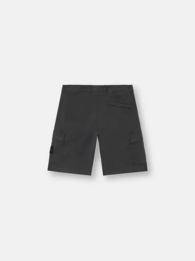 Bermuda cargo slim fit avec poches zippées. Bermuda cargo slim fit avec poches zippées.