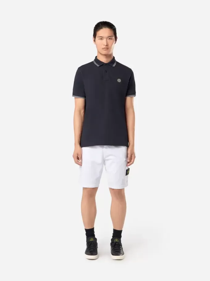 Bermuda coupe classique avec taille élastiquée. Bermuda coupe classique avec taille élastiquée.