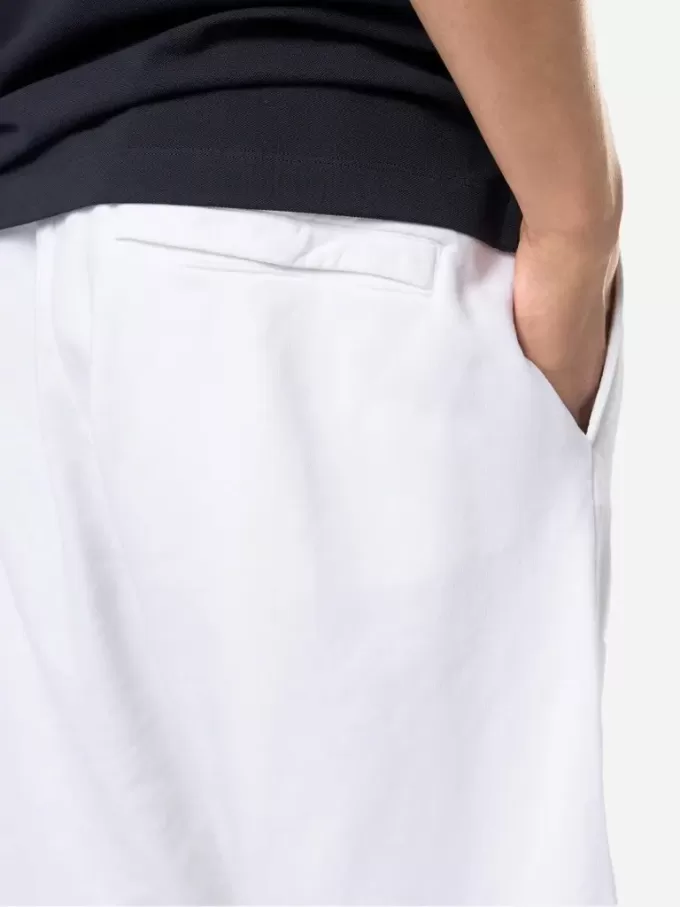 Bermuda coupe classique avec taille élastiquée. Bermuda coupe classique avec taille élastiquée.