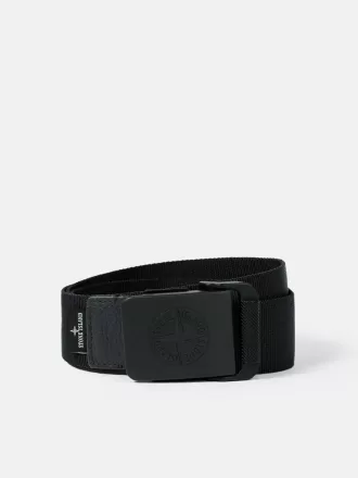 Ceinture avec boucle estampée et détails en cuir. Ceinture avec boucle estampée et détails en cuir.