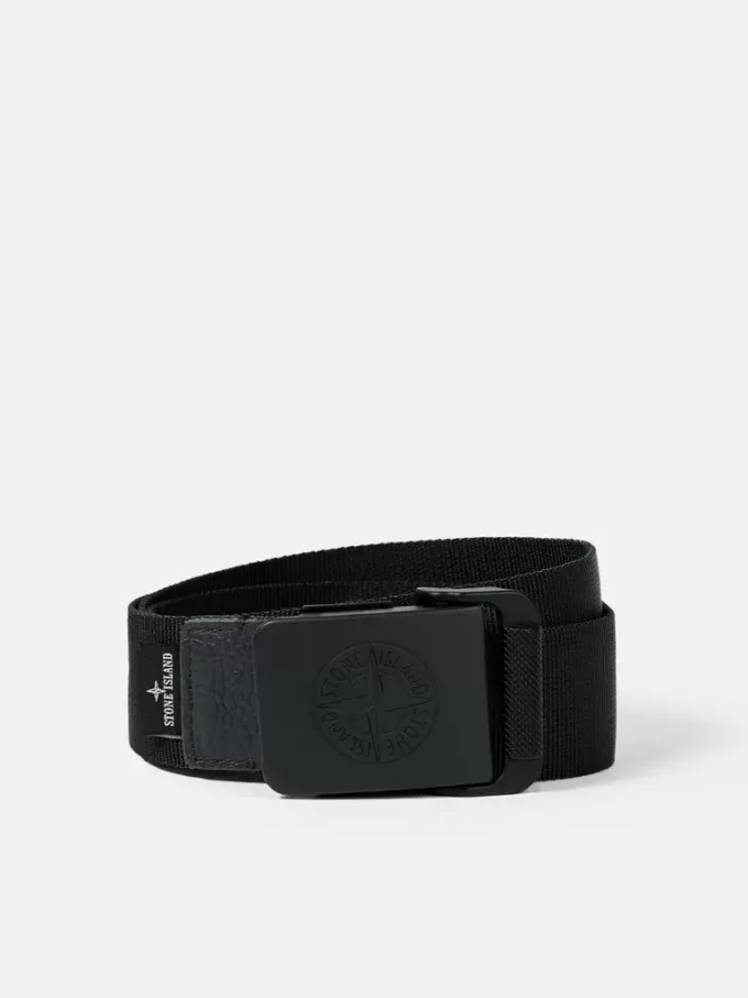 Ceinture avec boucle estampée et détails en cuir. Ceinture avec boucle estampée et détails en cuir.