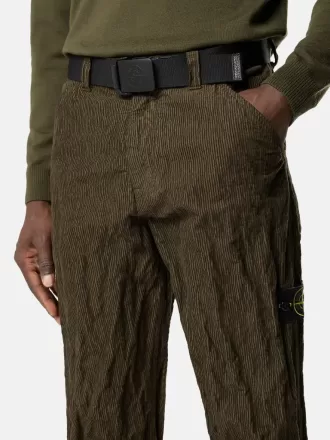 Ceinture avec boucle estampée et détails en cuir. Ceinture avec boucle estampée et détails en cuir.