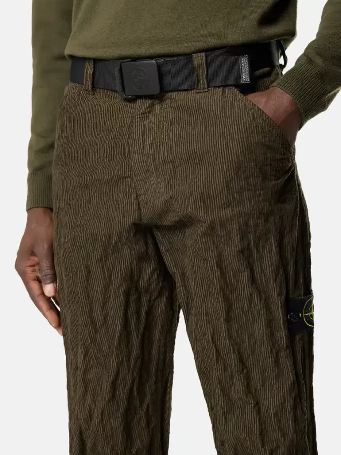 Ceinture avec boucle estampée et détails en cuir. Ceinture avec boucle estampée et détails en cuir.