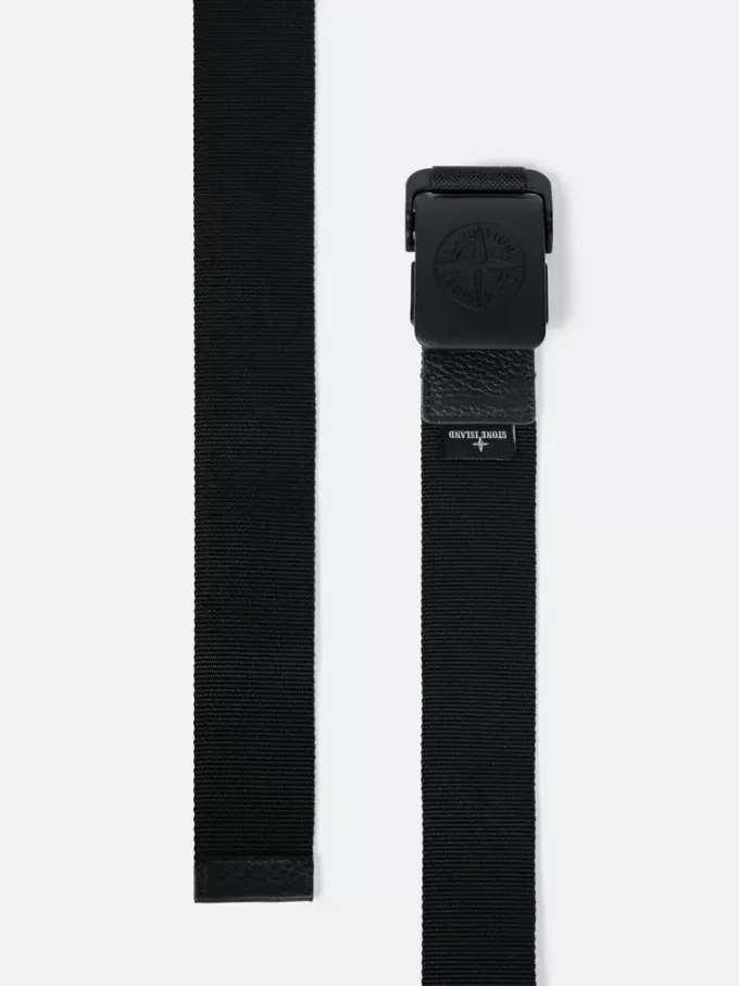 Ceinture avec boucle estampée et détails en cuir. Ceinture avec boucle estampée et détails en cuir.