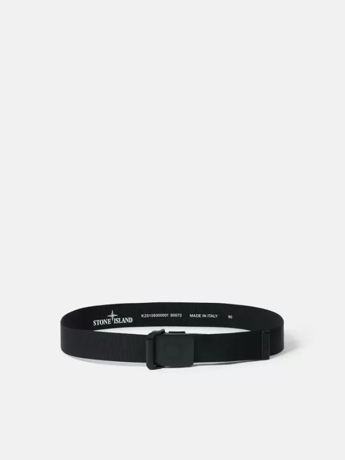 Ceinture avec boucle estampée et détails en cuir. Ceinture avec boucle estampée et détails en cuir.