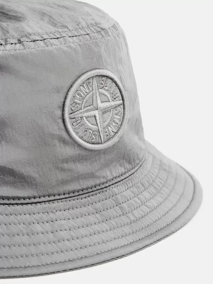 Chapeau bob avec doublure en maille et broderie Compass