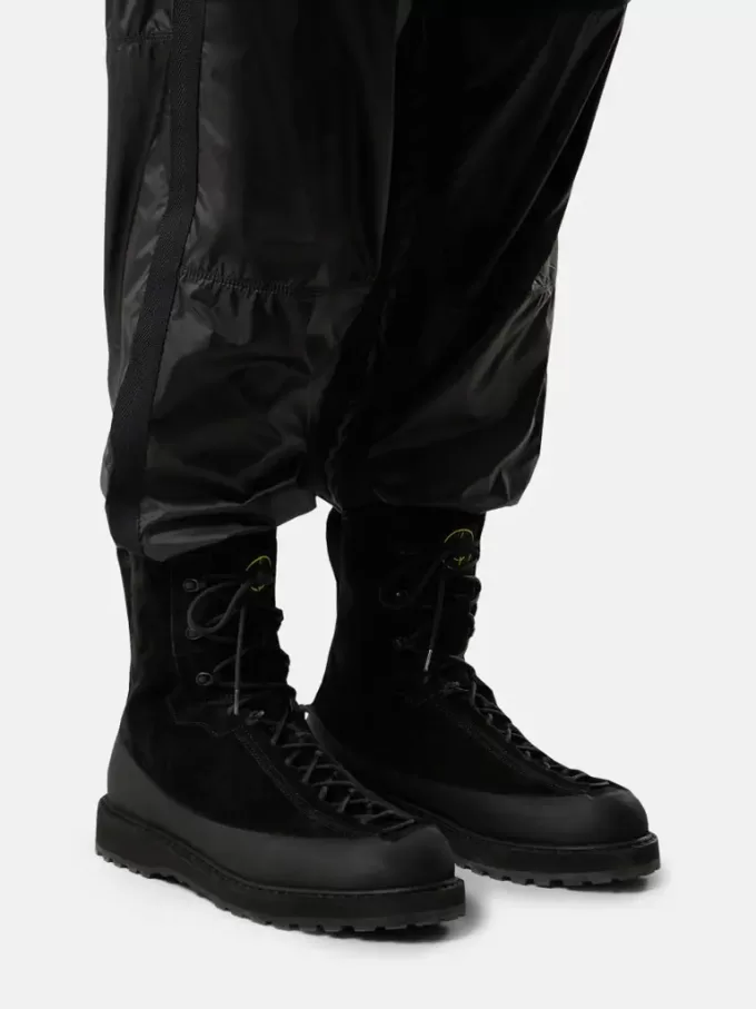 Chaussures de randonnée à double laçage et semelle crantée