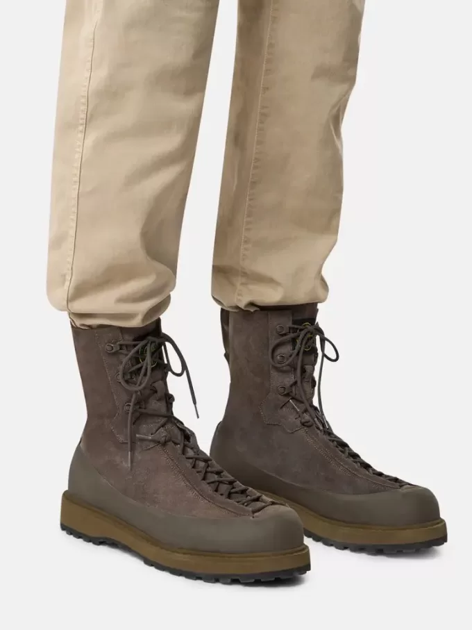 Chaussures de randonnée à double laçage et semelle crantée