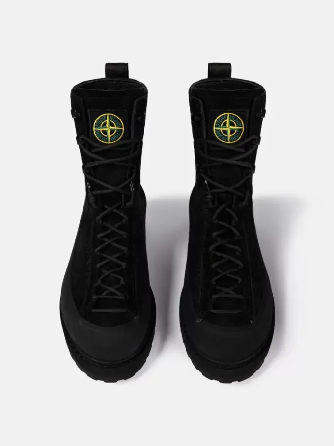 Chaussures de randonnée à double laçage et semelle crantée