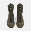 Chaussures de randonnée à double laçage et semelle crantée