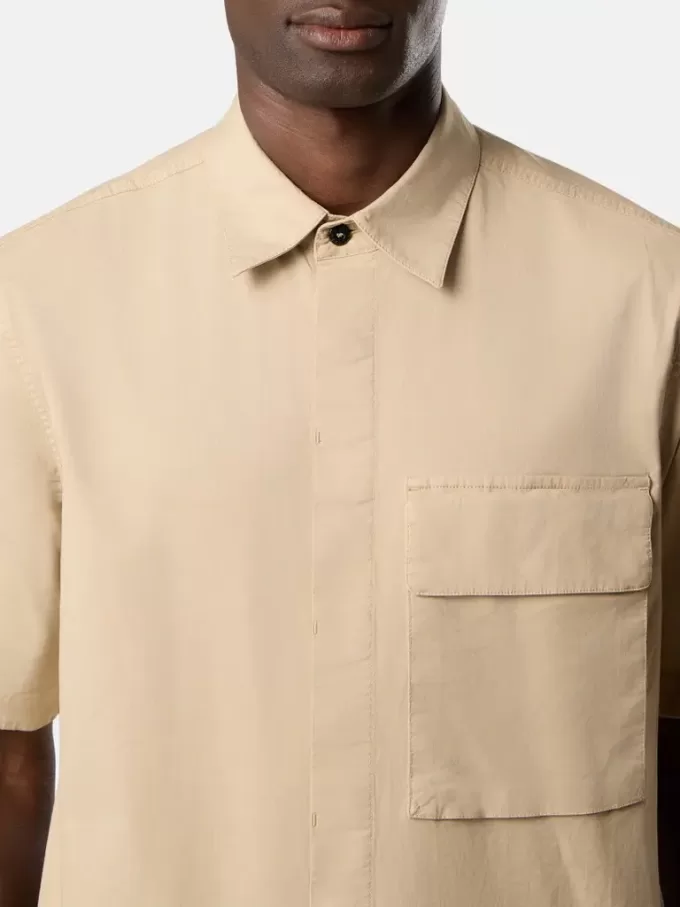 Chemise à manches courtes confortable avec poches poitrine et manches Chemise à manches courtes confortable avec poches poitrine et manches