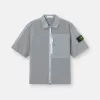 Chemise à manches courtes et coupe classique avec poche poitrine et fermeture à glissière. Chemise à manches courtes et coupe classique avec poche poitrine et fermeture à glissière.