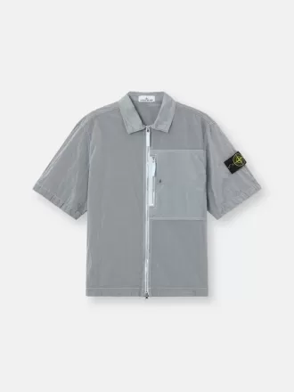Chemise à manches courtes et coupe classique avec poche poitrine et fermeture à glissière. Chemise à manches courtes et coupe classique avec poche poitrine et fermeture à glissière.