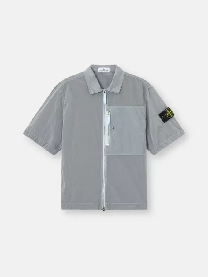 Chemise à manches courtes et coupe classique avec poche poitrine et fermeture à glissière. Chemise à manches courtes et coupe classique avec poche poitrine et fermeture à glissière.
