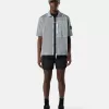 Chemise à manches courtes et coupe classique avec poche poitrine et fermeture à glissière. Chemise à manches courtes et coupe classique avec poche poitrine et fermeture à glissière.