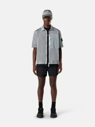 Chemise à manches courtes et coupe classique avec poche poitrine et fermeture à glissière. Chemise à manches courtes et coupe classique avec poche poitrine et fermeture à glissière.