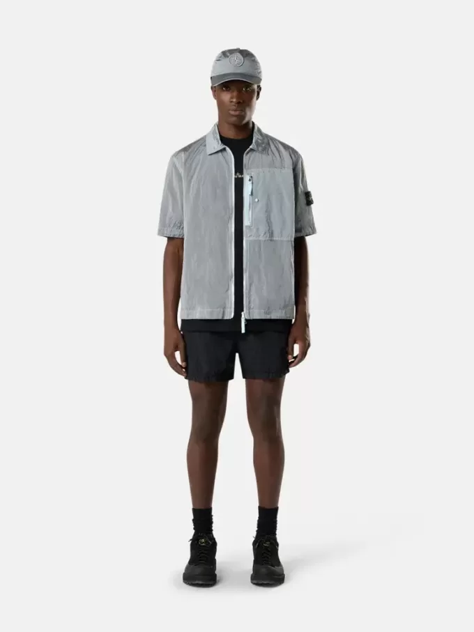 Chemise à manches courtes et coupe classique avec poche poitrine et fermeture à glissière. Chemise à manches courtes et coupe classique avec poche poitrine et fermeture à glissière.