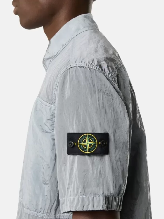 Chemise à manches courtes et coupe classique avec poche poitrine et fermeture à glissière. Chemise à manches courtes et coupe classique avec poche poitrine et fermeture à glissière.