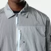 Chemise à manches courtes et coupe classique avec poche poitrine et fermeture à glissière. Chemise à manches courtes et coupe classique avec poche poitrine et fermeture à glissière.