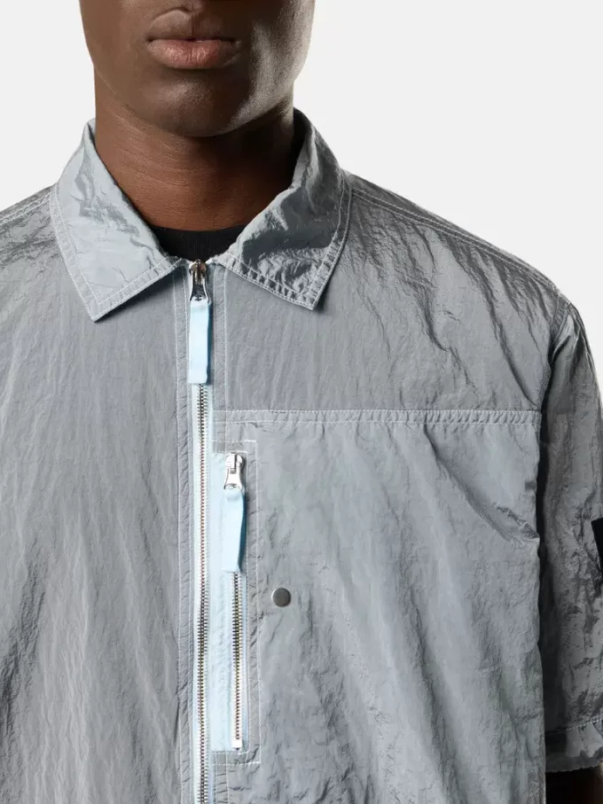 Chemise à manches courtes et coupe classique avec poche poitrine et fermeture à glissière. Chemise à manches courtes et coupe classique avec poche poitrine et fermeture à glissière.