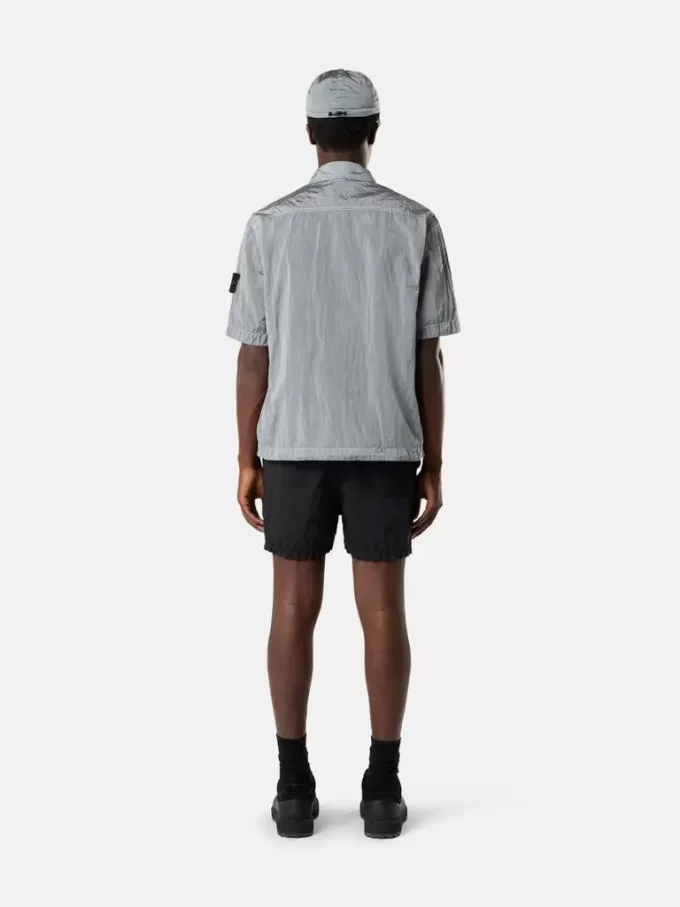 Chemise à manches courtes et coupe classique avec poche poitrine et fermeture à glissière. Chemise à manches courtes et coupe classique avec poche poitrine et fermeture à glissière.