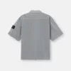 Chemise à manches courtes et coupe classique avec poche poitrine et fermeture à glissière. Chemise à manches courtes et coupe classique avec poche poitrine et fermeture à glissière.