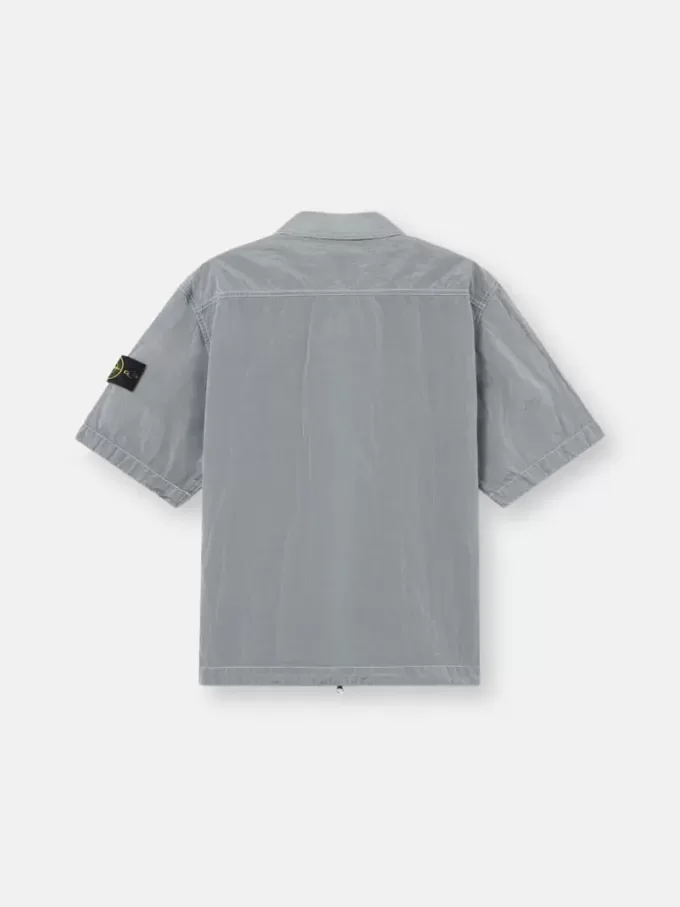 Chemise à manches courtes et coupe classique avec poche poitrine et fermeture à glissière. Chemise à manches courtes et coupe classique avec poche poitrine et fermeture à glissière.