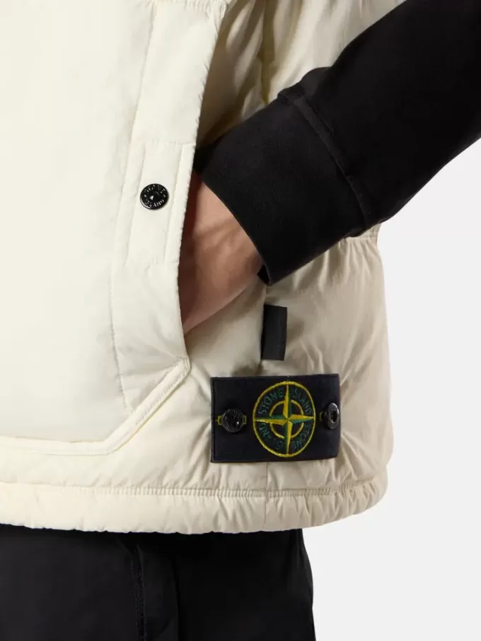Gilet avec finition déperlante et poches à boutons-pression Gilet avec finition déperlante et poches à boutons-pression