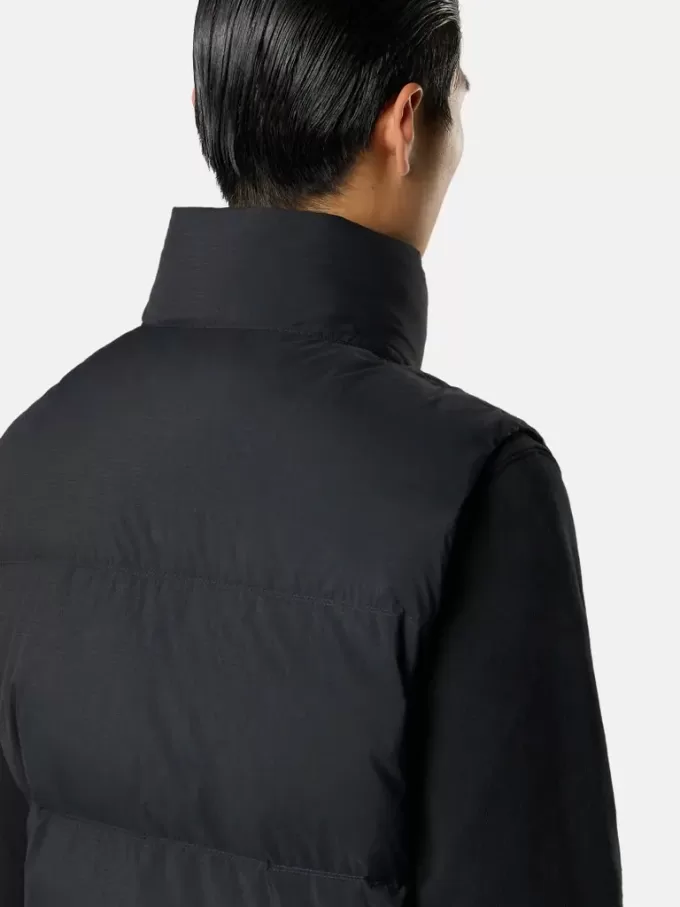Gilet avec finition déperlante et poches à boutons-pression Gilet avec finition déperlante et poches à boutons-pression