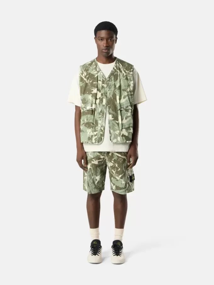 Gilet avec imprimé camouflage et doublure en coton ripstop. Gilet avec imprimé camouflage et doublure en coton ripstop.