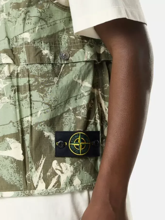 Gilet avec imprimé camouflage et doublure en coton ripstop. Gilet avec imprimé camouflage et doublure en coton ripstop.