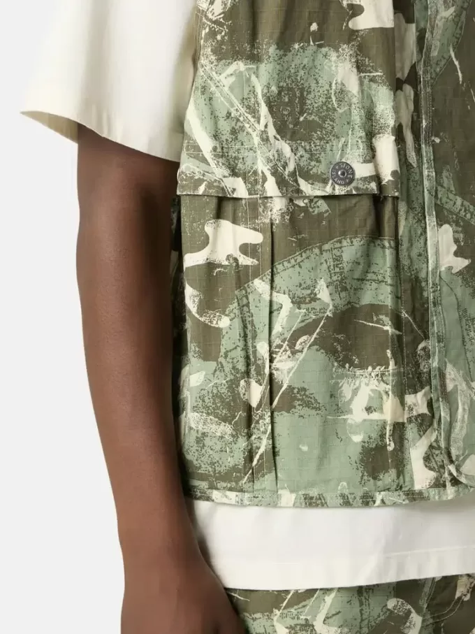 Gilet avec imprimé camouflage et doublure en coton ripstop. Gilet avec imprimé camouflage et doublure en coton ripstop.