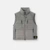 Gilet en duvet avec tunnels sans coutures et traitement anti-chute. Gilet en duvet avec tunnels sans coutures et traitement anti-chute.