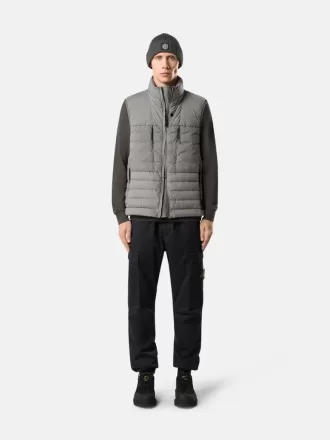 Gilet en duvet avec tunnels sans coutures et traitement anti-chute. Gilet en duvet avec tunnels sans coutures et traitement anti-chute.