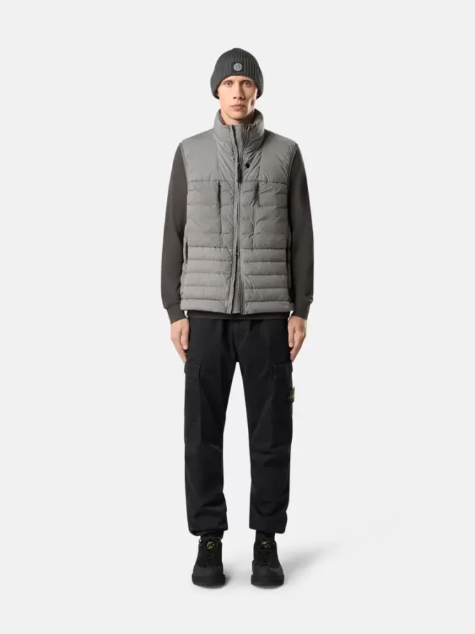 Gilet en duvet avec tunnels sans coutures et traitement anti-chute. Gilet en duvet avec tunnels sans coutures et traitement anti-chute.