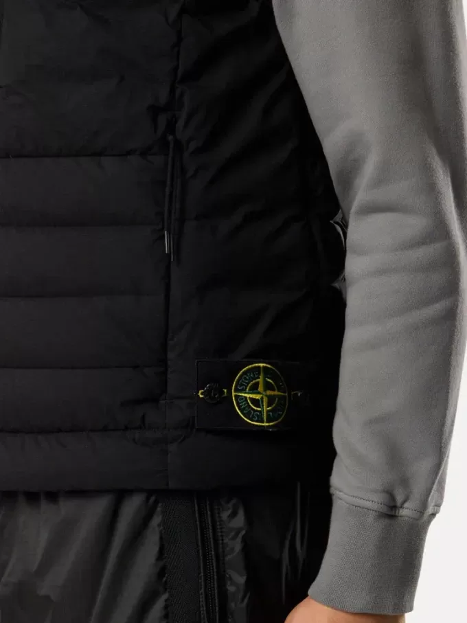 Gilet en duvet avec tunnels sans coutures et traitement anti-chute. Gilet en duvet avec tunnels sans coutures et traitement anti-chute.
