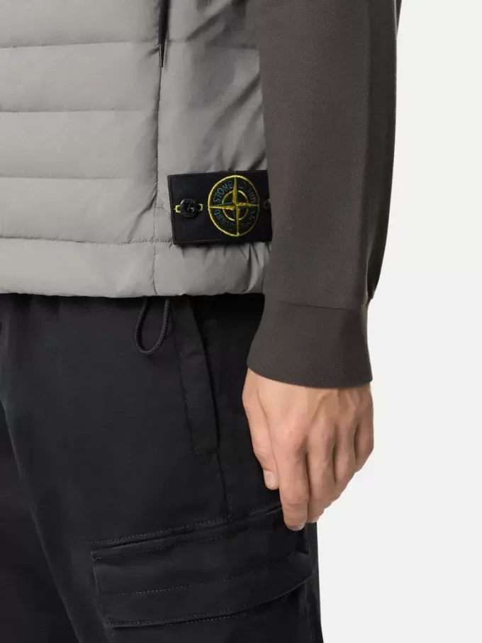 Gilet en duvet avec tunnels sans coutures et traitement anti-chute. Gilet en duvet avec tunnels sans coutures et traitement anti-chute.