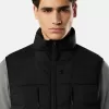 Gilet en duvet avec tunnels sans coutures et traitement anti-chute. Gilet en duvet avec tunnels sans coutures et traitement anti-chute.